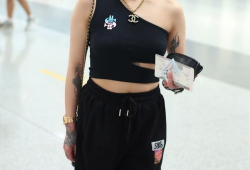 穿黑色背心照片,揭秘照片背后的故事