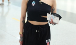 穿黑色背心照片,揭秘照片背后的故事