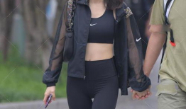 穿黑色背心照片,揭秘照片背后的故事